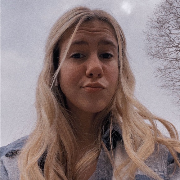 Meet your Posher, Addison - Picture 2 of 3